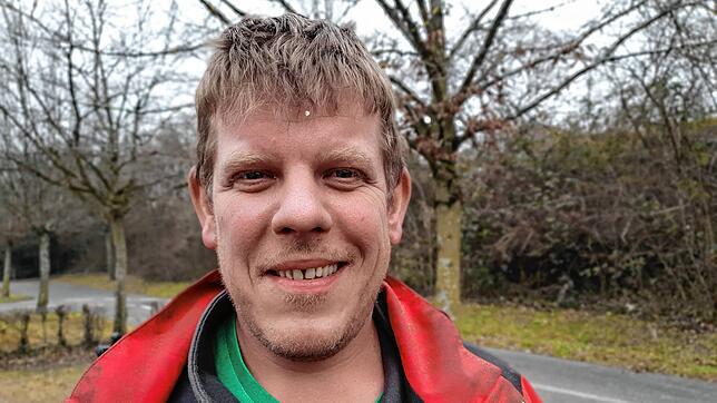 Im Auftrag der Stadt Überlingen sägt Holzfäller Marc-André Schmidt Bäume entlang der Bodenseegürtelbahn in Nußdorf um.