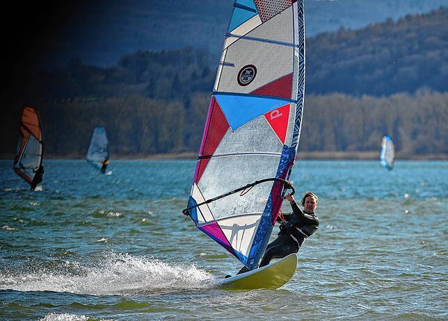 Windsurfen auf dem Zeller See: Paul Mayer nutzte einen windigen Tag auf dem Untersee.