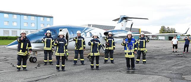 Ohne den Formel 1-Star posiert die Freiwillige Feuerwehr vor dem Privatjet, der Lewis Hamilton zurück nach Nizza fliegt.