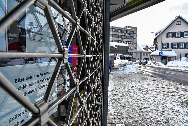 Eisern geschlossen: Dieser Rolladen steht symbolisch für alle geschlossenen Einzelhandelsgeschäfte in St. Georgen.