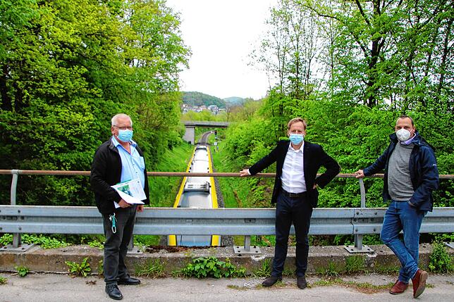 Die Brücke über die Hochrhein-Bahn zwischen Gurtweil und der B 34 (in Verlängerung der Von-Opel-Straße) muss saniert werden. Über die ...