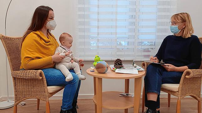 Es geht bei der Schwangerschafts- und Familienberatung unter anderem auch um die Unterstützung bei der Beantragung von Eltern- oder ...