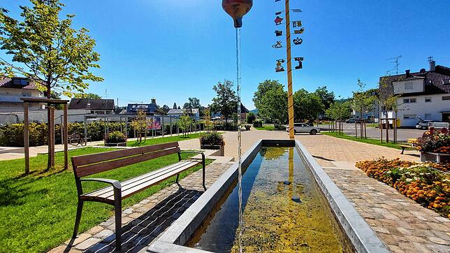 Der im Vorjahr in Betrieb genommenene Ortsmittelpunkt in Mühlhofen mit denkmalgeschütztem Brunnen in Sichtweite zu einem Spielpunkt, ...