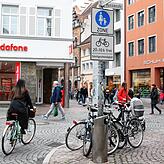 Kaum einer hält sich dran, aber am Obermarkt steht ein Schild, das besagt, dass Radler zwischen 10 bis 20 Uhr hier nicht fahren dürfen.