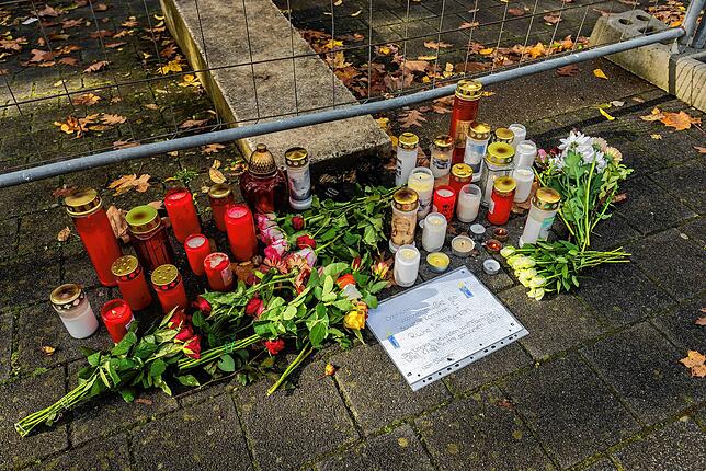 Blumen und Kerzen liegen vor der Waldbachschule in Offenburg.