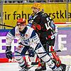 Die Schwenninger Wild Wings um Daniel Neumann (weißes Trikot) verlieren gegen die Fischtown Pinguins Bremerhaven (rechts Matthew Abt).