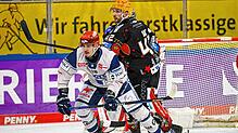 Die Schwenninger Wild Wings um Daniel Neumann (weißes Trikot) verlieren gegen die Fischtown Pinguins Bremerhaven (rechts Matthew Abt).