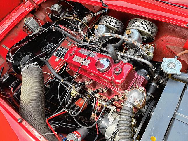Klein, aber klingt wie ein Großer: Der Motor ist legendär robust, seine Grundkonstruktion stammt noch aus den Vorkriegsjahren. Zwei ...
