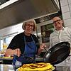 Bettina und Markus Wiggenhauser in der Küche ihres Restaurants. Auf dem Teller liegen die berühmten Pfannkuchen des Lichtblicks.
