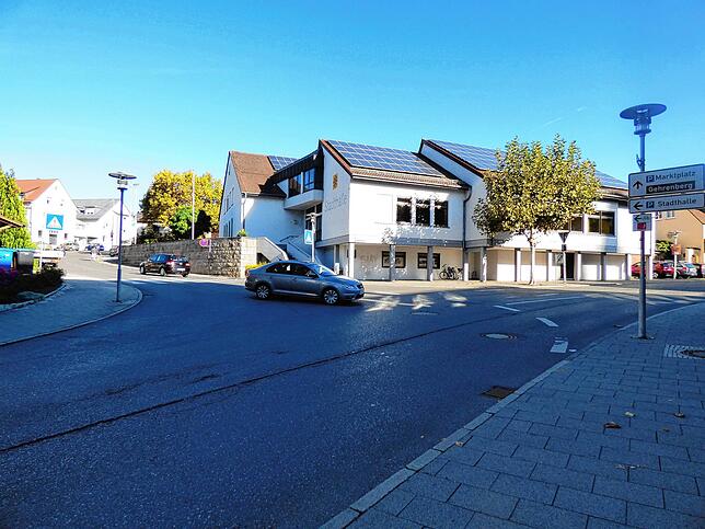 Am oberen Ende des Stadtgrabens, im Kreuzungsbereich zwischen Bussenstraße (links) und der Stadthalle soll ein Kreisverkehr gebaut werden.