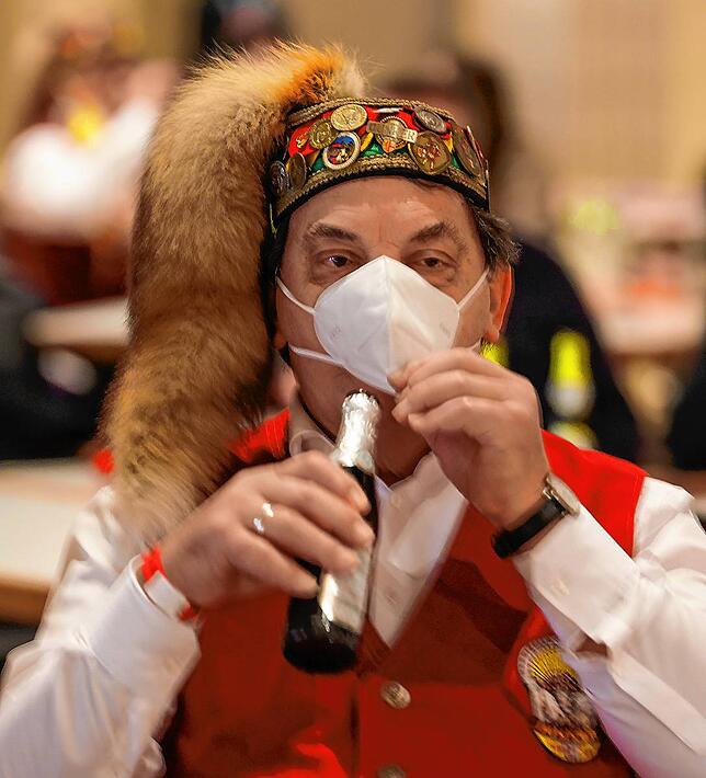 Trinken in Zeitren von Corona: Schnell die Maske gelupft, für ein Schluck Bier Bütt-Redner Lothar Rapp.