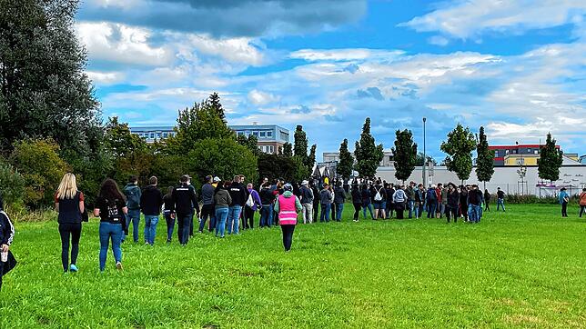 Bild 14: Tausende Fans kommen zu den Ärzten ins Bodenseestadion. Hier sind die Bilder des Abends