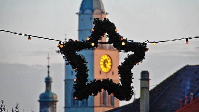 Blick vom Hänselebrunnen auf die von der Abendsonne beleuchtete Münsteruhr (Archivbild aus dem Jahr 2018).