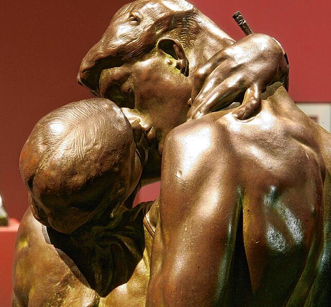 &bdquo;Der Kuss&ldquo; lautet der Titel dieser Skulptur von Auguste Rodin.