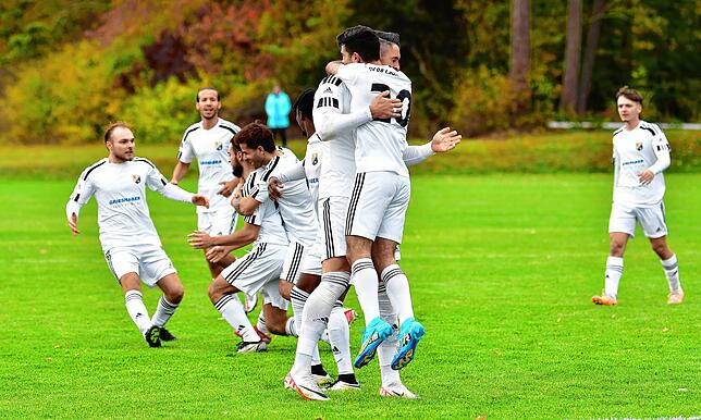 Riesenjubel: Das 2:2 durch Sinan Tetik (hinten, im Klammergriff von Milad Mombeni) wurde von der U23 des SV 08 Laufenburg ...