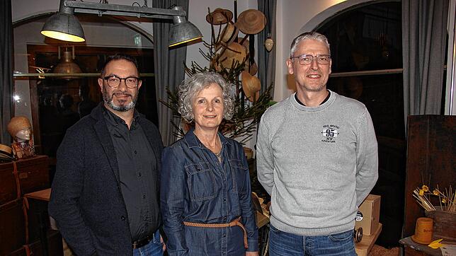 Bei den Wahlen werden Petra Hettich als stellvertretende Vorsitzende, Claudius Eberl als Kassierer (rechts) und Santo Fagone als ...