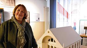 Ina Appel – hier mit dem Modell der in der Pogromnacht 1938 zerstörten Gailinger Synagoge – ist seit knapp zwei Jahren die ...