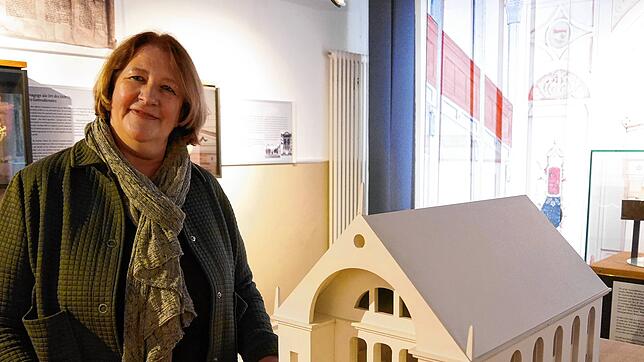 Ina Appel – hier mit dem Modell der in der Pogromnacht 1938 zerstörten Gailinger Synagoge – ist seit knapp zwei Jahren die ...