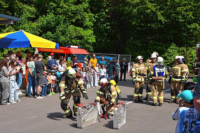 Viele Zuschauer folgten mit Interesse der Schauübung der Feuerwehr hinter dem Gerätehaus.