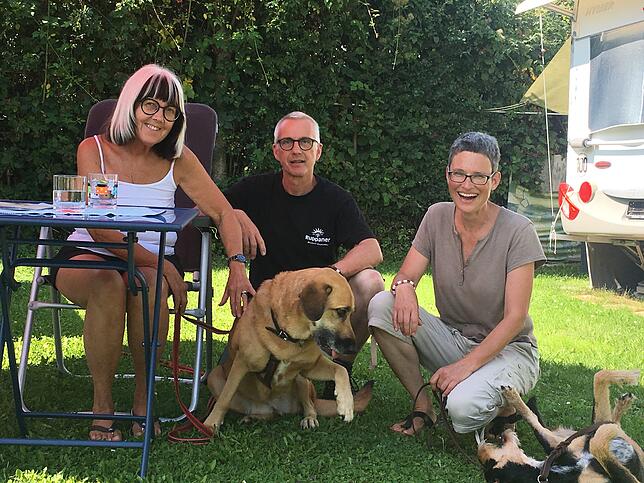 Dauercamperin Christa Graustein-Weik (links) und Hündin Adra fühlen sich sehr wohl im Campinggarten Wahlwies. Volker und Andrea Knaust ...