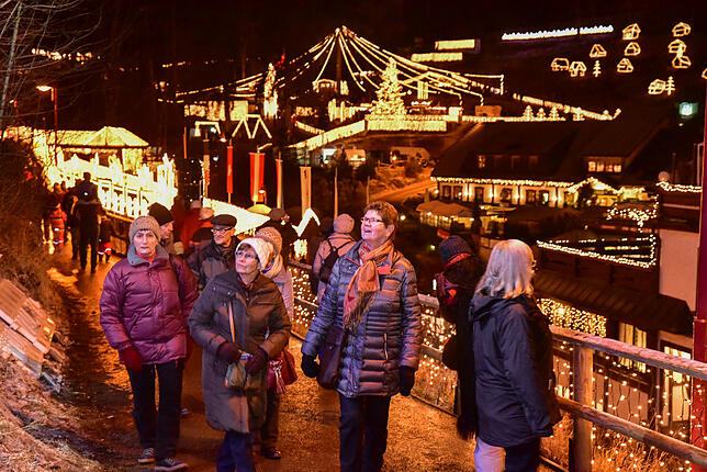 Besucher aus der ganzen Welt lassen sich von der Glitzerwelt des Triberger Weihnachtszaubers begeistern.