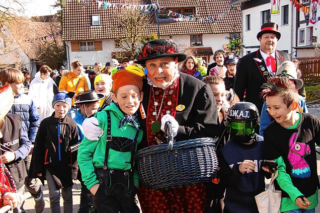 Deisendorfs Narrenmutter Petersil (Peter) Müller nimmt den närrischen Nachwuchs an die Hand.