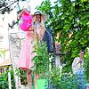 Die Überlingerin Katharina Kuhlmann tauft die Rose &bdquo;Perennial Rosali&ldquo; auf ihren Namen.