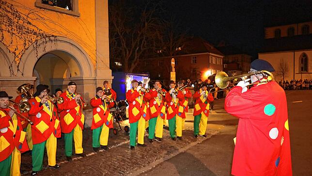 Bild 28: Die Fasnacht wird verbrannt. Hunderte Narren nehmen in Konstanz Abschied