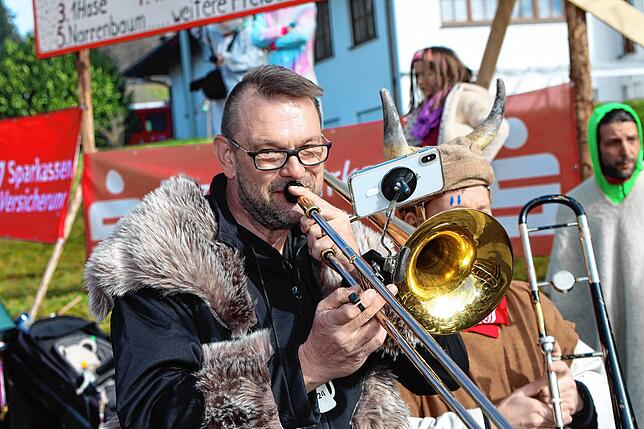 Bild 10: Zahlreiche Fasnachtsbegeisterte schauten beim Johrmarkt in Freudental vorbei!