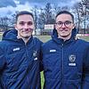 Jannik (links) und Robin Karg auf dem Sportgelände der SpVgg F.A.L. Die Zwillinge spielen seit acht Jahren für den Landesligisten, ...