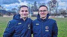Jannik (links) und Robin Karg auf dem Sportgelände der SpVgg F.A.L. Die Zwillinge spielen seit acht Jahren für den Landesligisten, ...