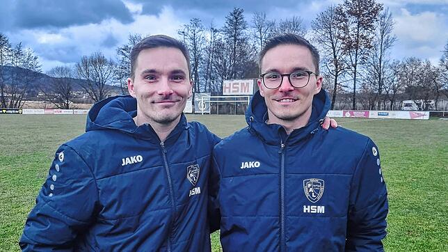 Jannik (links) und Robin Karg auf dem Sportgelände der SpVgg F.A.L. Die Zwillinge spielen seit acht Jahren für den Landesligisten, ...