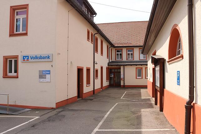 Uneben mit großen Rissen zeigt sich der hintere Zugang zum Wolterdinger Rathaus. Etwa zwei Wochen dauert die Sanierung.