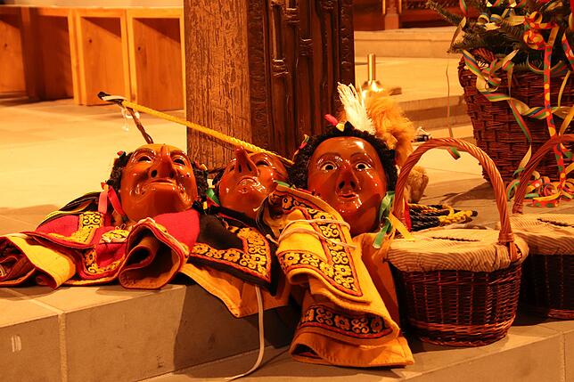 Vor dem Altar abgelegt: Masken aus Rottweil bei der Narrenmesse.