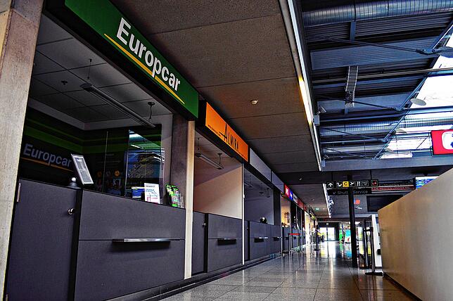 Kaum ein Schalter der Autovermietungen im Foyer ist besetzt. Nur Mitarbeiter der Unternehmen Avis und Sixt arbeiten momentan am ...