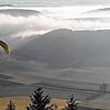 Ein Gleitschirmflieger starten am späten Nachmittag m Fürstenberg über dem Nebel in die Luft. Am Samstag, 12. Juni, hatte ein Flieger ...