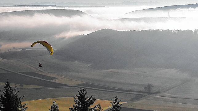 Ein Gleitschirmflieger starten am späten Nachmittag m Fürstenberg über dem Nebel in die Luft. Am Samstag, 12. Juni, hatte ein Flieger ...