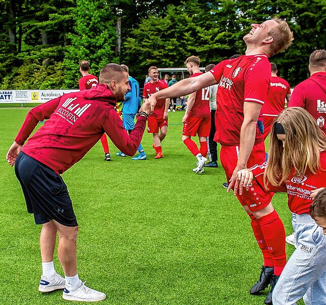 Gaudi beim Fußball: Trainer Matthias Hertweck macht beim FC Bergalingen – hier mit Andreas Keller – jeden Spaß mit.