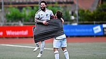 Rettet den Punkt: Manuele Laisa bejubelt seinen Ausgleich in der Nachspielzeit für den SV Blau-Weiß Murg beim FC Schönau.