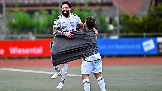 Rettet den Punkt: Manuele Laisa bejubelt seinen Ausgleich in der Nachspielzeit für den SV Blau-Weiß Murg beim FC Schönau.