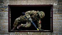 Ein ukrainischer Rekrut beim Training der britischen Streitkräfte. Viele Männer im wehrpflichtigen Alter sind aus der Ukraine geflohen, ...