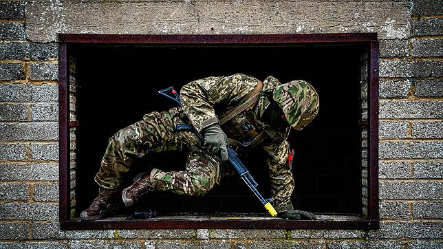 Ein ukrainischer Rekrut beim Training der britischen Streitkräfte. Viele Männer im wehrpflichtigen Alter sind aus der Ukraine geflohen, ...