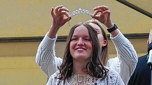 Die neue Erzinger Weinprinzessin Franziska Burger wird von Tina Glur, Weinprinzessin des Markgräflerlandes, gekrönt.
