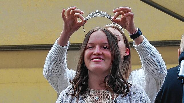 Die neue Erzinger Weinprinzessin Franziska Burger wird von Tina Glur, Weinprinzessin des Markgräflerlandes, gekrönt.