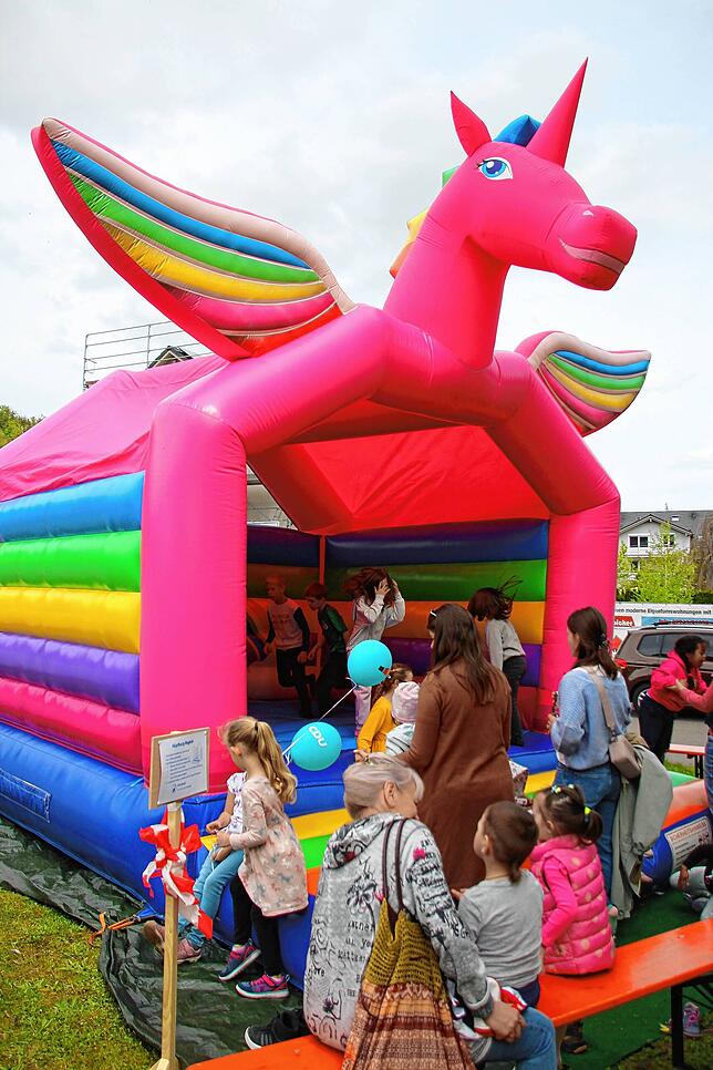 Eine Hüpfburg für die jüngsten Besucher (Bild), Kinderschminken, Kaspertheater, Karussell und Spielstationen locken beim 35. Stühlinger ...