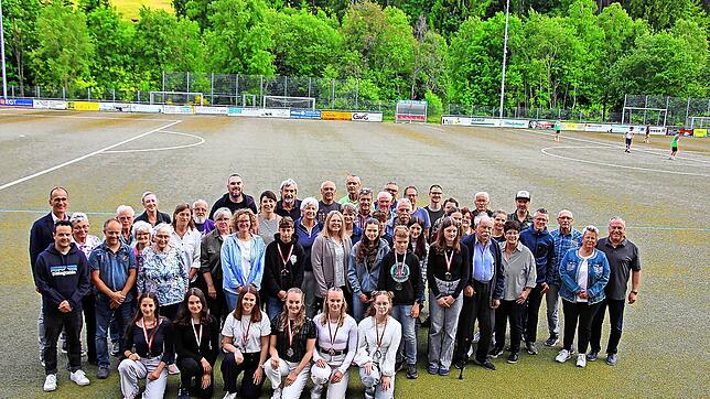 Sie engagieren sich auf vielfältige Weise in Schonach: die Geehrten des Ehrenamtstages mit Bürgermeister Jörg Frey (links). Foto: ...