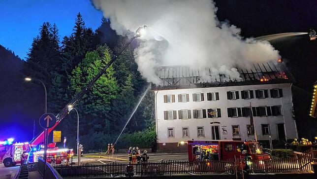 Bild 1: Dachstuhlbrand in Triberg gegenüber der weltgrößten Kuckucksuhr - 200.000 Euro Schaden
