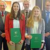 Bei der Übergabe des Dr.-Ilse-Essers-Preises (von links): Ulf Essers, Lena Spindler (Preisträgerin), Martin Freitag (DHBW Ravensburg, ...