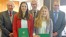 Bei der Übergabe des Dr.-Ilse-Essers-Preises (von links): Ulf Essers, Lena Spindler (Preisträgerin), Martin Freitag (DHBW Ravensburg, ...