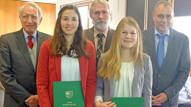 Bei der Übergabe des Dr.-Ilse-Essers-Preises (von links): Ulf Essers, Lena Spindler (Preisträgerin), Martin Freitag (DHBW Ravensburg, ...